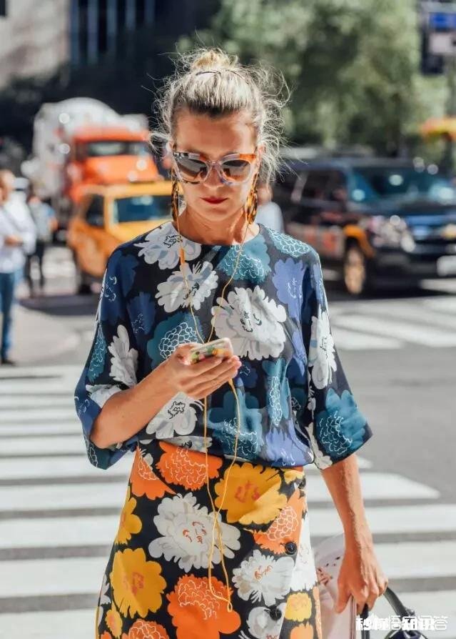 大面积印花的潮牌单品应该怎么穿搭，选择