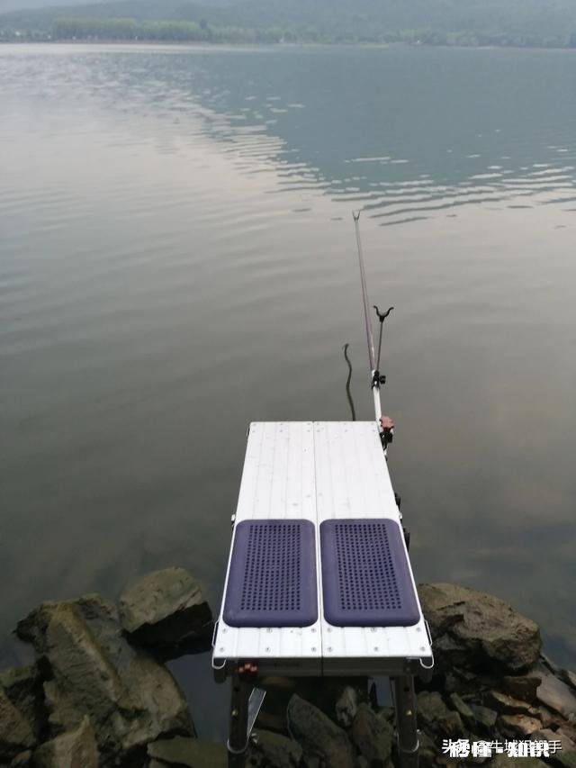 夏季了，钓鲫鱼总是遇到白条闹窝根本钓不成，怎么办?应该用什么饵料，搓饵还是拉饵