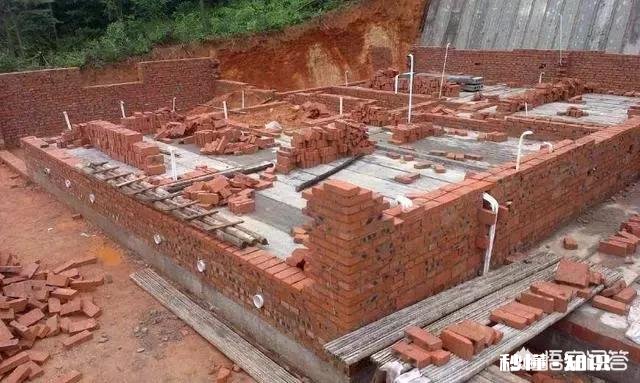 儿子17岁了，学习成绩一般，是在县城买套房子好，还是在农村老家盖房好