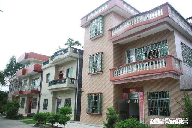 儿子17岁了，学习成绩一般，是在县城买套房子好，还是在农村老家盖房好