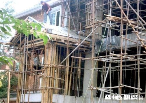 儿子17岁了，学习成绩一般，是在县城买套房子好，还是在农村老家盖房好