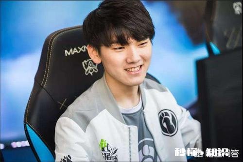 有人说Uzi的整个职业生涯都在被拿来和别人比较，值得尊敬，你怎么看