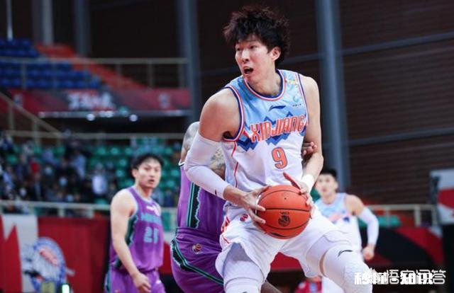 新疆输山东，最后时刻周琦错位面对高诗岩，为什么要选择传球呢