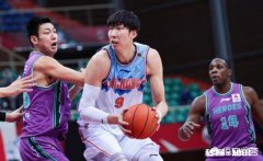 新疆输山东，最后时刻周琦错位面对高诗岩，为什么要选择传球呢