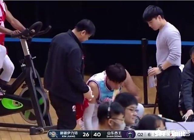 新疆输山东，最后时刻周琦错位面对高诗岩，为什么要选择传球呢