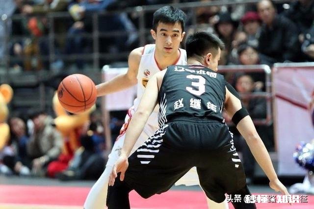 新疆输山东，最后时刻周琦错位面对高诗岩，为什么要选择传球呢