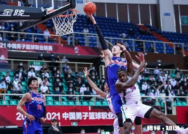 新疆输山东，最后时刻周琦错位面对高诗岩，为什么要选择传球呢