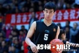 新疆输山东，最后时刻周琦错位面对高诗岩，为什么要选择传球呢