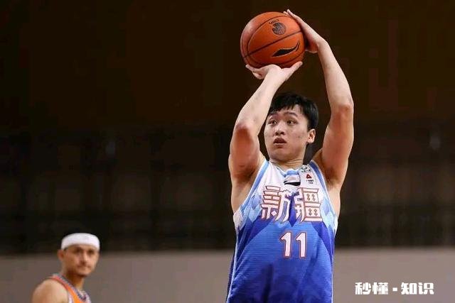 新疆输山东，最后时刻周琦错位面对高诗岩，为什么要选择传球呢