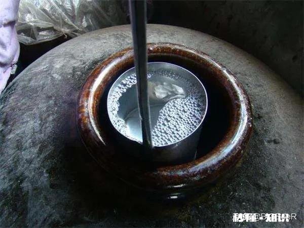 如何识别纯粮酿白酒与勾兑白酒呢