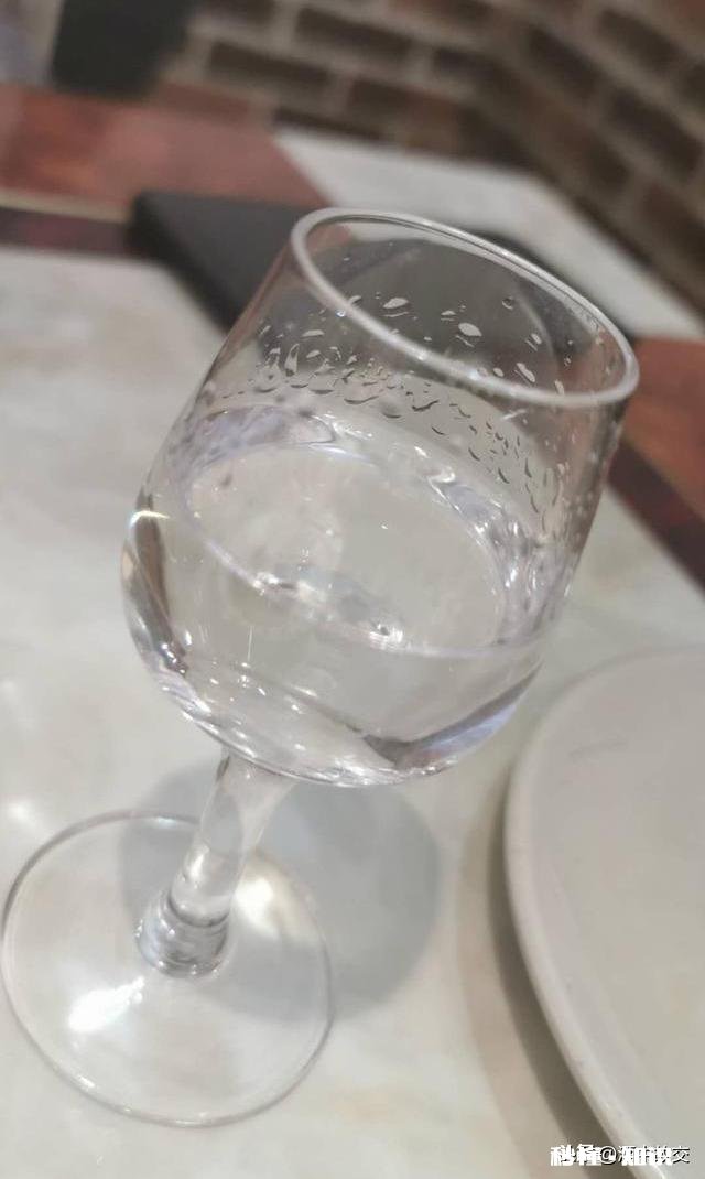 如何识别纯粮酿白酒与勾兑白酒呢