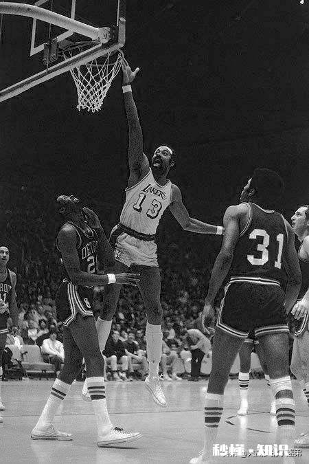 比较荣誉的话，乔丹能超越拉塞尔或者张伯伦吗