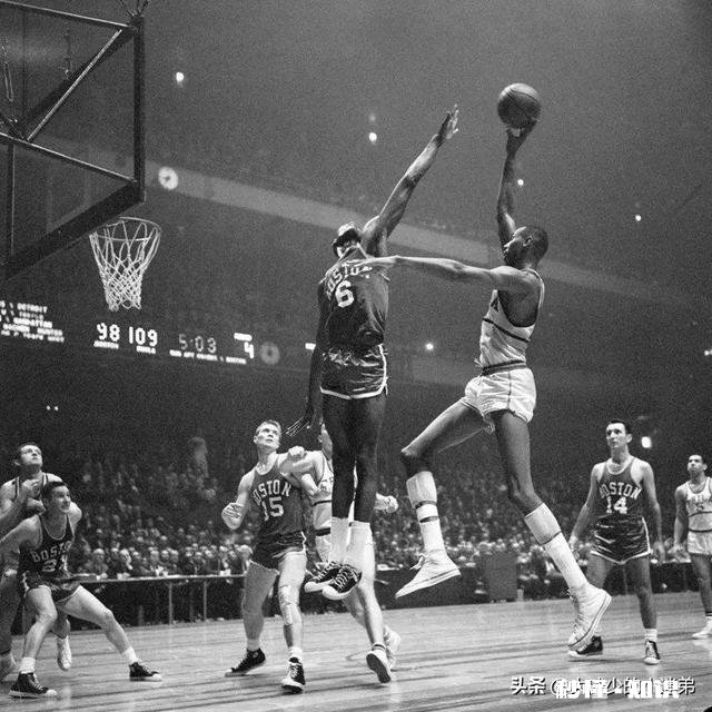 比较荣誉的话，乔丹能超越拉塞尔或者张伯伦吗