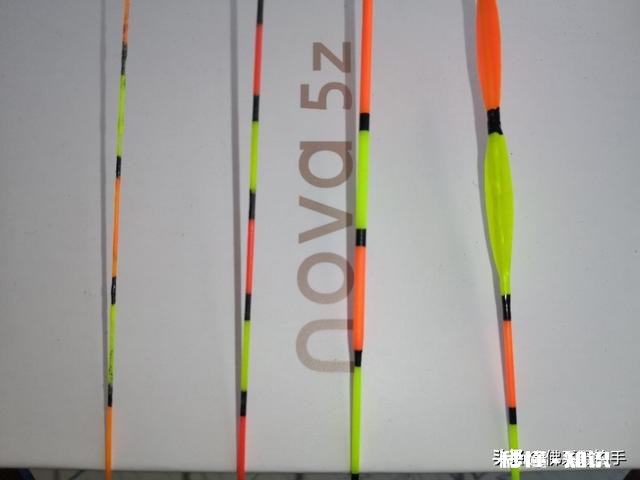 双勾带饵调平水，钓二目，饵在水下是离底的情况，这是怎么回事