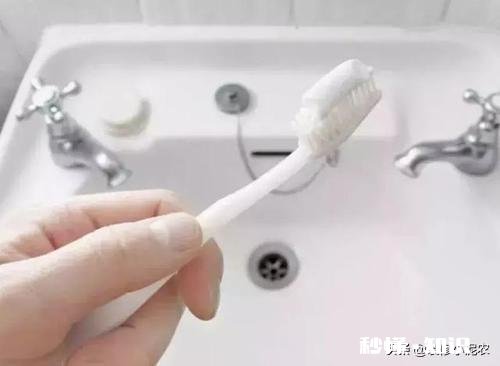 马桶移动后地面痕迹怎样去除