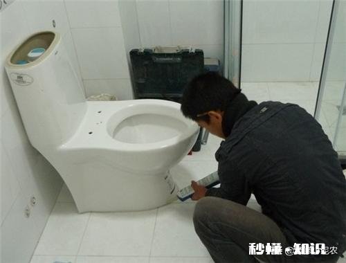 马桶移动后地面痕迹怎样去除