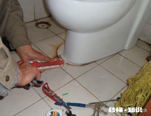 马桶移动后地面痕迹怎样去除