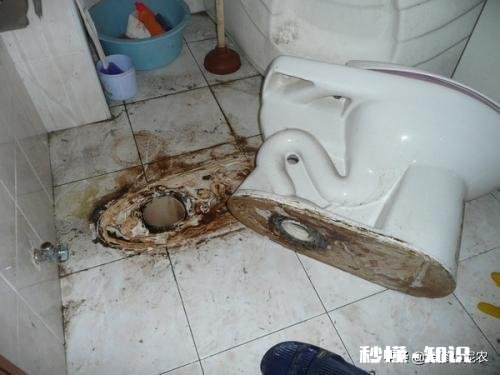 马桶移动后地面痕迹怎样去除