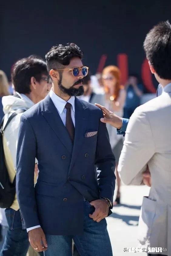 学术论坛，可不可以上身西装外套，下身牛仔裤会显得low吗