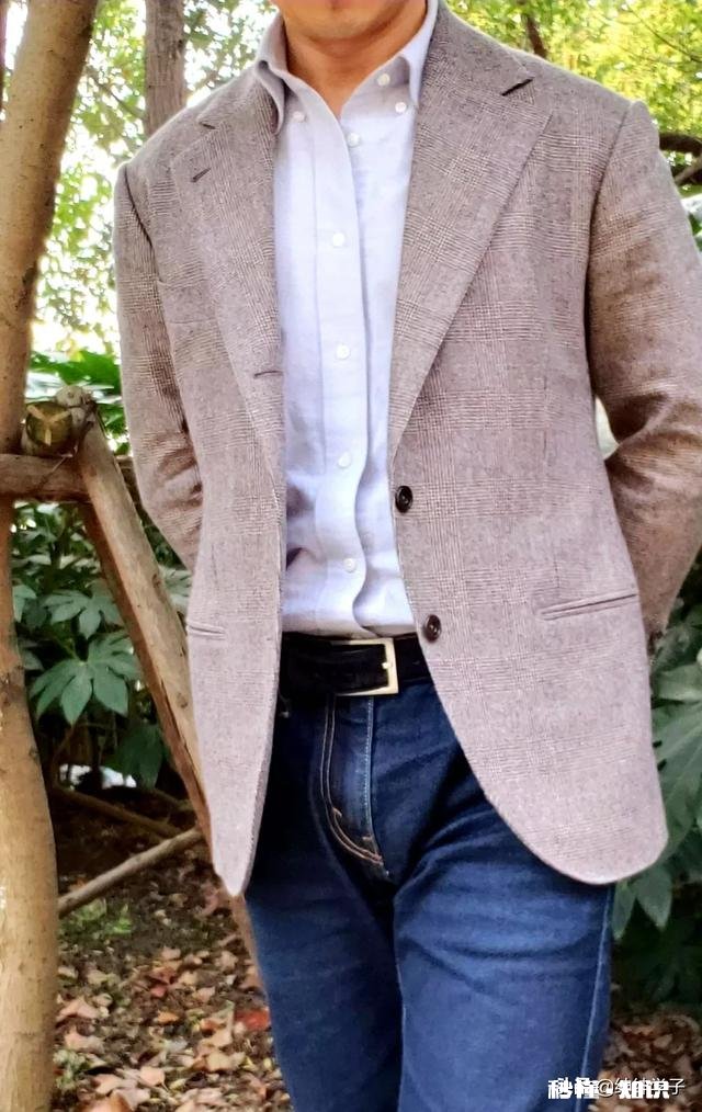 学术论坛，可不可以上身西装外套，下身牛仔裤会显得low吗
