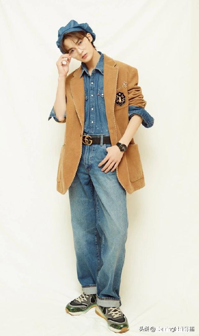 学术论坛，可不可以上身西装外套，下身牛仔裤会显得low吗