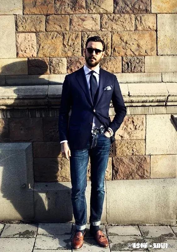 学术论坛，可不可以上身西装外套，下身牛仔裤会显得low吗