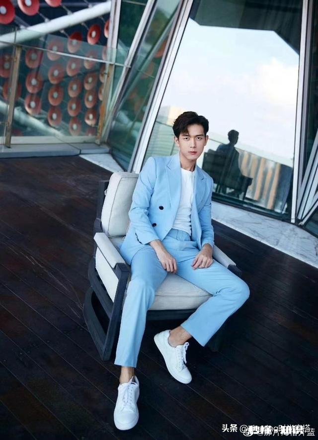 学术论坛，可不可以上身西装外套，下身牛仔裤会显得low吗