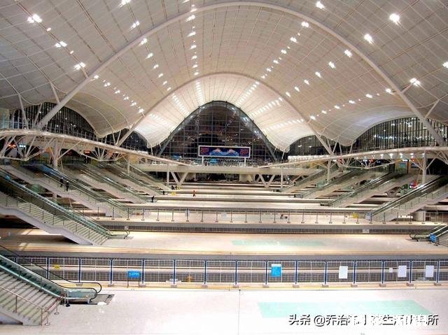 有人一个人带两个孩子坐过火车吗一个四岁，一个不到两岁