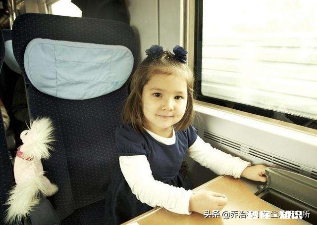 有人一个人带两个孩子坐过火车吗一个四岁，一个不到两岁