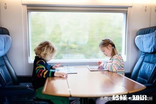 有人一个人带两个孩子坐过火车吗一个四岁，一个不到两岁