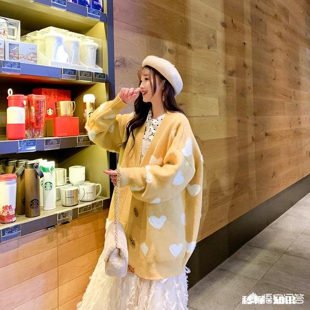 黄色V领毛衣内搭什么颜色的蕾丝好看