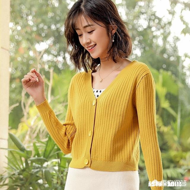 黄色V领毛衣内搭什么颜色的蕾丝好看