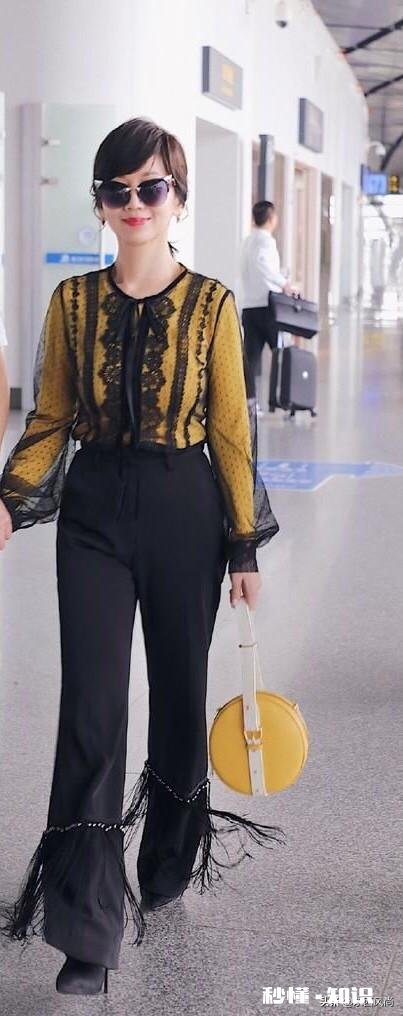 黄色V领毛衣内搭什么颜色的蕾丝好看