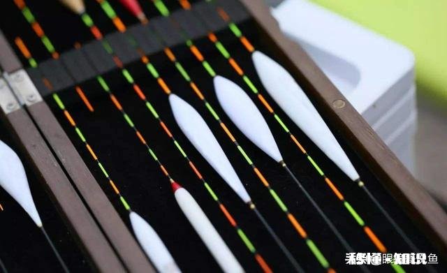 浮漂的目为什么越往上越宽