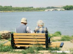 晚上一觉醒来，翻个身你希望摸到的是老婆还是手机为什么