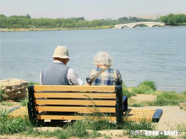 晚上一觉醒来,翻个身你希望摸到的是老婆还是手机为什么