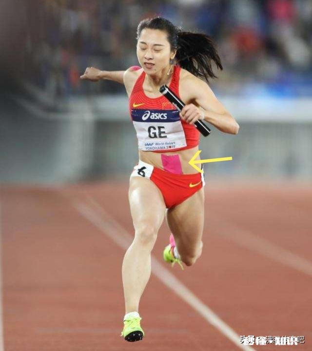 中国女子田径接力队中有人在腹部贴着胶布，是带伤上阵还是另有原因你怎么看