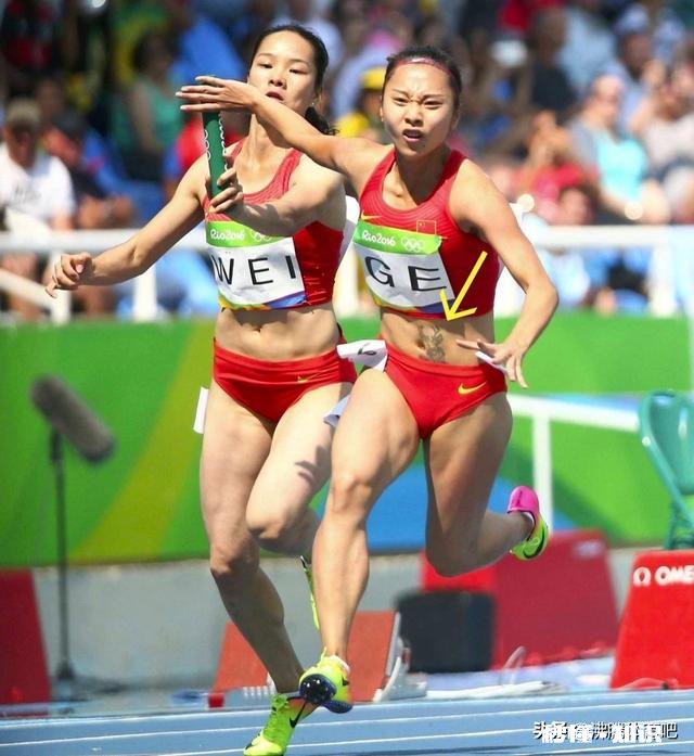中国女子田径接力队中有人在腹部贴着胶布，是带伤上阵还是另有原因你怎么看