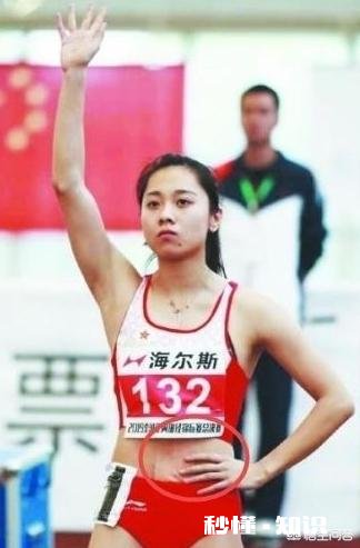 中国女子田径接力队中有人在腹部贴着胶布，是带伤上阵还是另有原因你怎么看