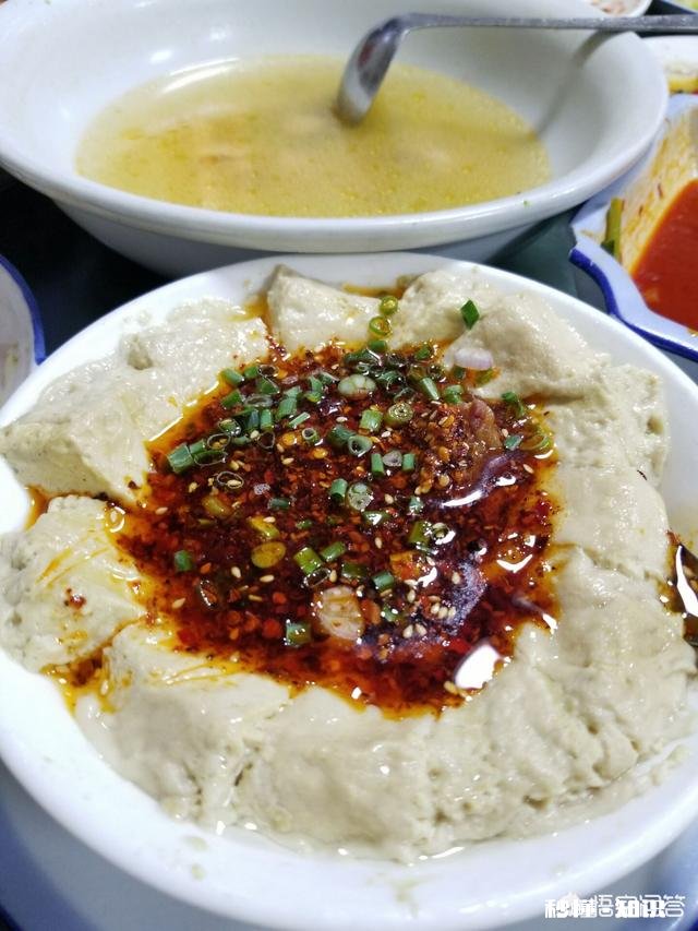 云南的部分菜品喜欢用咸菜做主要配料，这样做的原因是什么