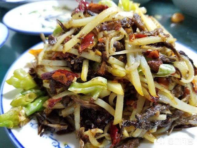 云南的部分菜品喜欢用咸菜做主要配料，这样做的原因是什么