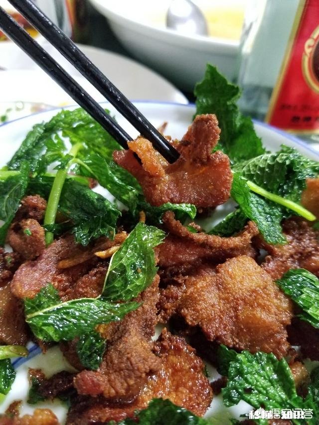 云南的部分菜品喜欢用咸菜做主要配料，这样做的原因是什么