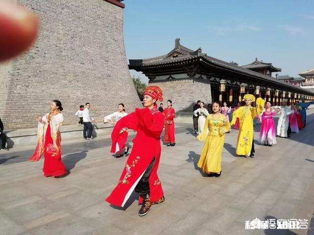 现在你的老家每年大年初一还到处磕头吗磕头这个习俗，你认为好还是坏
