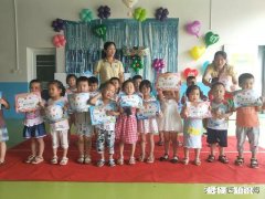 7岁9个月女孩读一年级迟吗