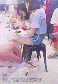 一段搞笑的文字与一张搞笑的图片相比,哪个能更让你快乐