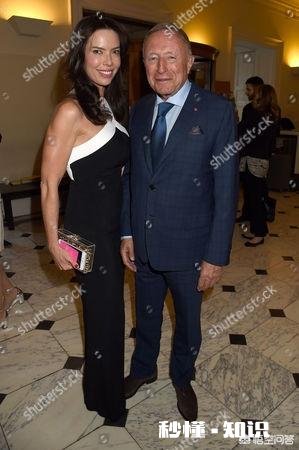 娱记出身的甘比38岁身家571亿，她的成功诀窍是什么