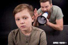 17岁孩子不上学，天天玩手机，饭不吃，也不说话，这是怎么回事