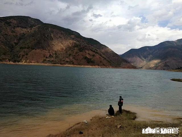 用蚯蚓钓鲫鱼时，怎样才能使蚯蚓不滑好挂钩