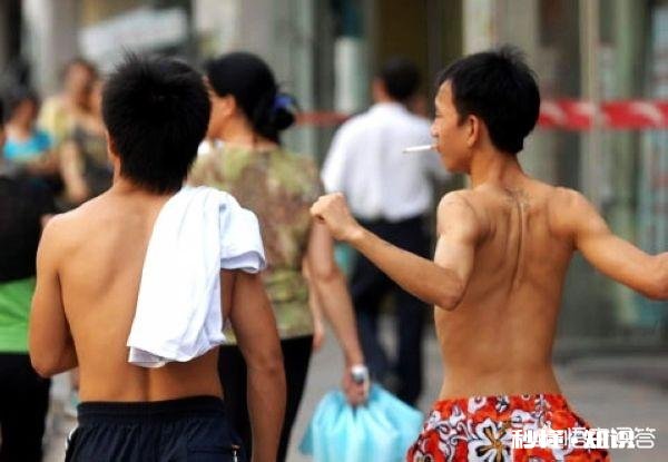 有的男人在夏天为何喜欢光膀子出门