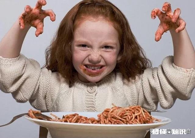 宝宝学习独立吃饭的5个黄金时期是什么时候，家长们都把握住了吗